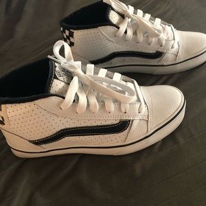 Women’s Van’s Mids 9.5